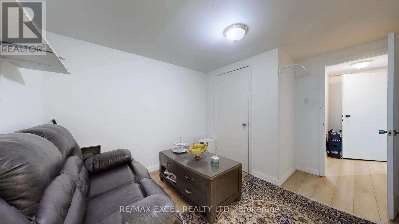 












19 CLANCY DRIVE

,
Toronto (Don Valley Village),




Ontario
M2J2V7

