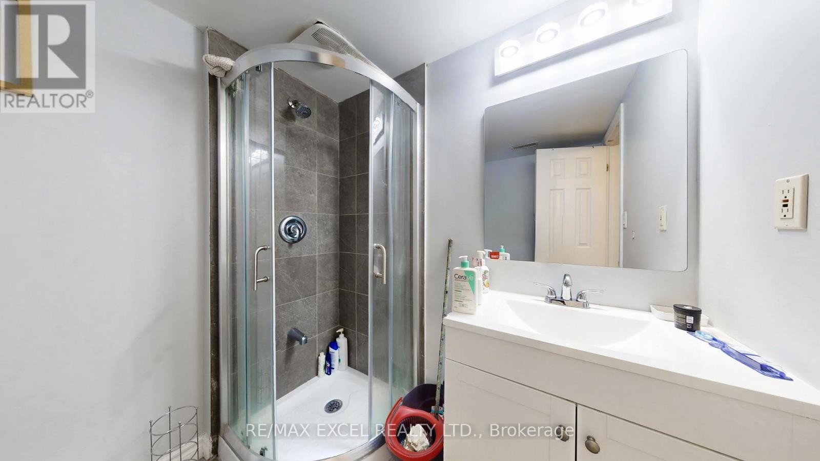 












19 CLANCY DRIVE

,
Toronto (Don Valley Village),




Ontario
M2J2V7

