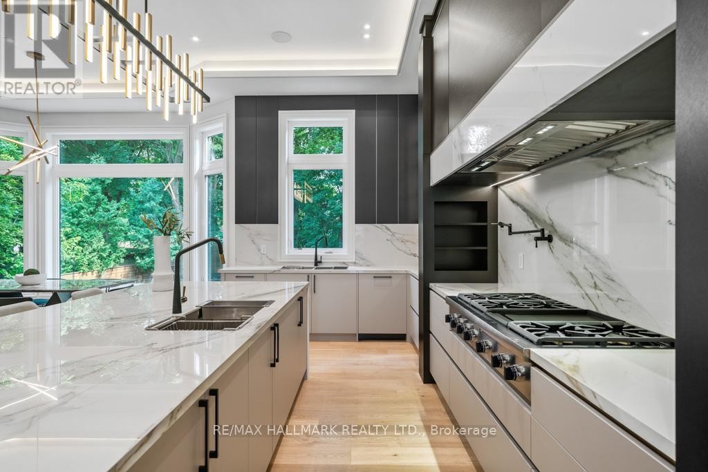 












215 NORTHWOOD DRIVE

,
Toronto (Newtonbrook East),




Ontario
M2M2K5

