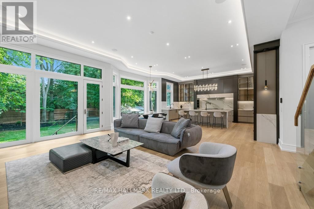 












215 NORTHWOOD DRIVE

,
Toronto (Newtonbrook East),




Ontario
M2M2K5

