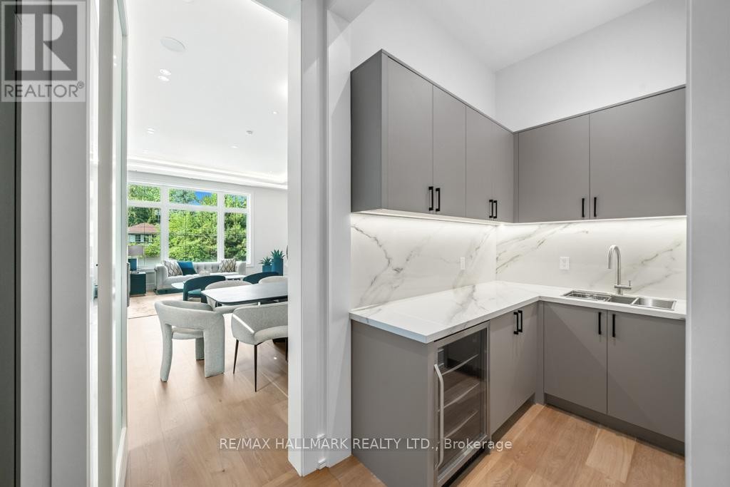 












215 NORTHWOOD DRIVE

,
Toronto (Newtonbrook East),




Ontario
M2M2K5

