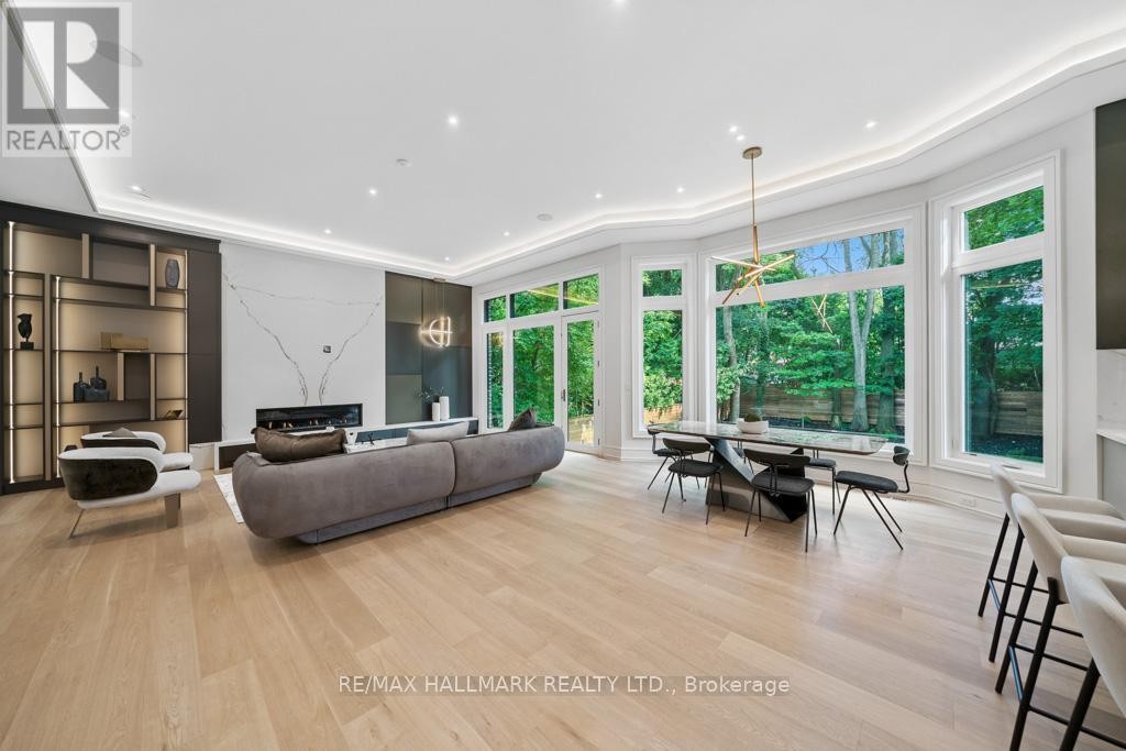 












215 NORTHWOOD DRIVE

,
Toronto (Newtonbrook East),




Ontario
M2M2K5

