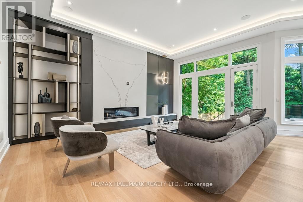 












215 NORTHWOOD DRIVE

,
Toronto (Newtonbrook East),




Ontario
M2M2K5

