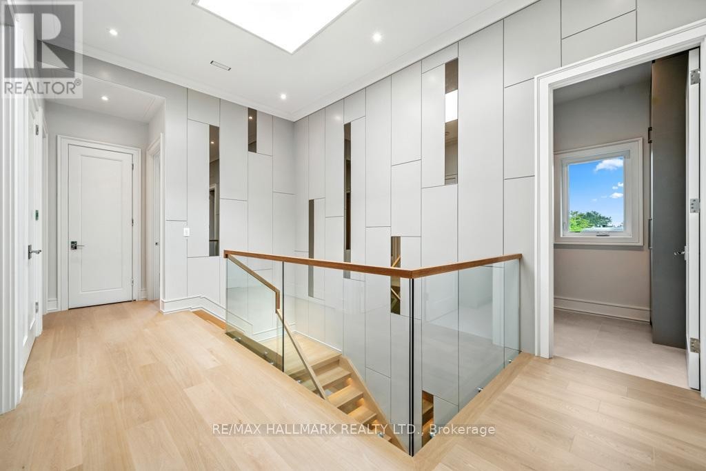












215 NORTHWOOD DRIVE

,
Toronto (Newtonbrook East),




Ontario
M2M2K5

