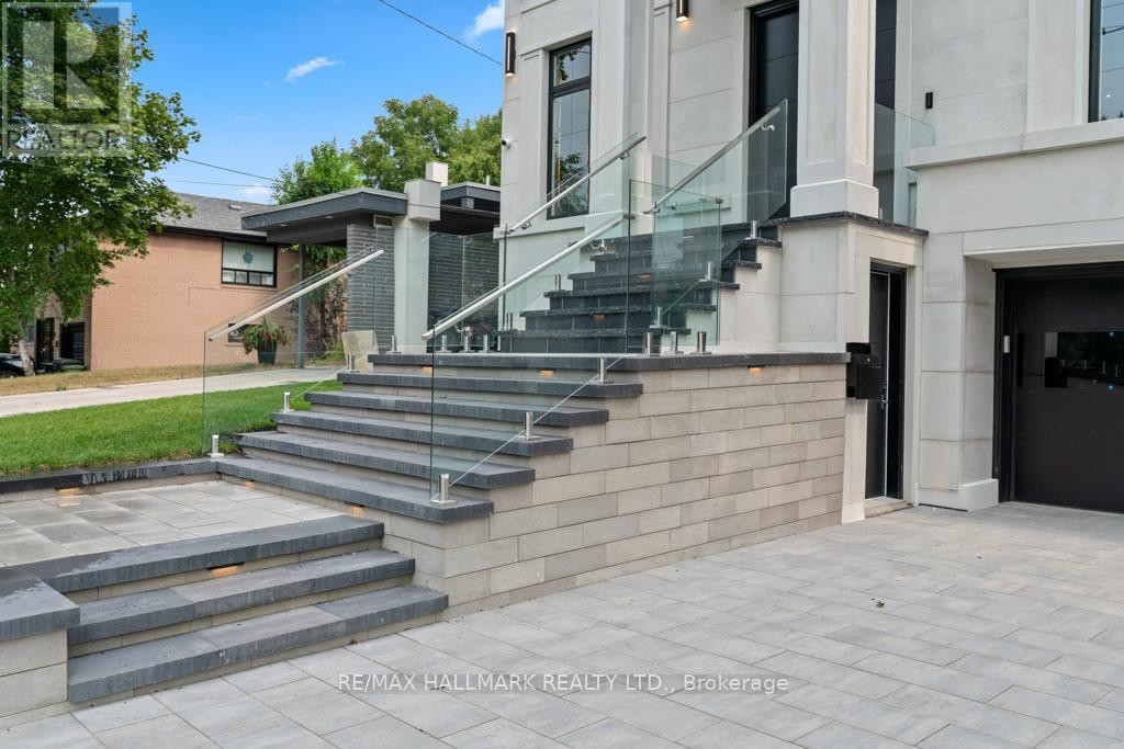 












215 NORTHWOOD DRIVE

,
Toronto (Newtonbrook East),




Ontario
M2M2K5

