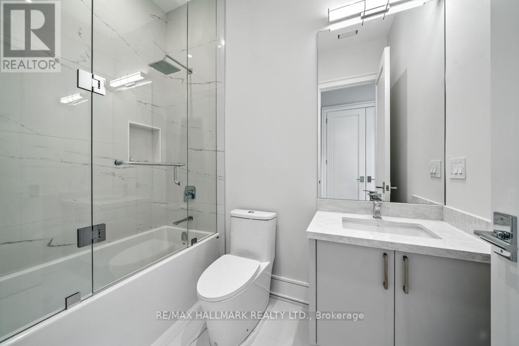 












215 NORTHWOOD DRIVE

,
Toronto (Newtonbrook East),




Ontario
M2M2K5

