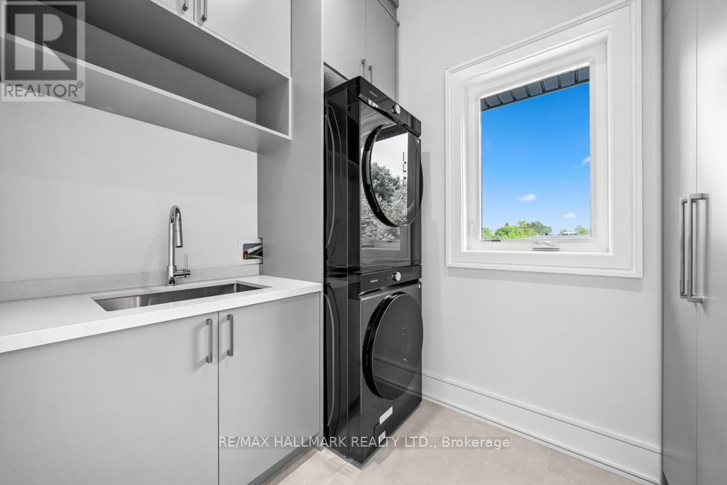 












215 NORTHWOOD DRIVE

,
Toronto (Newtonbrook East),




Ontario
M2M2K5

