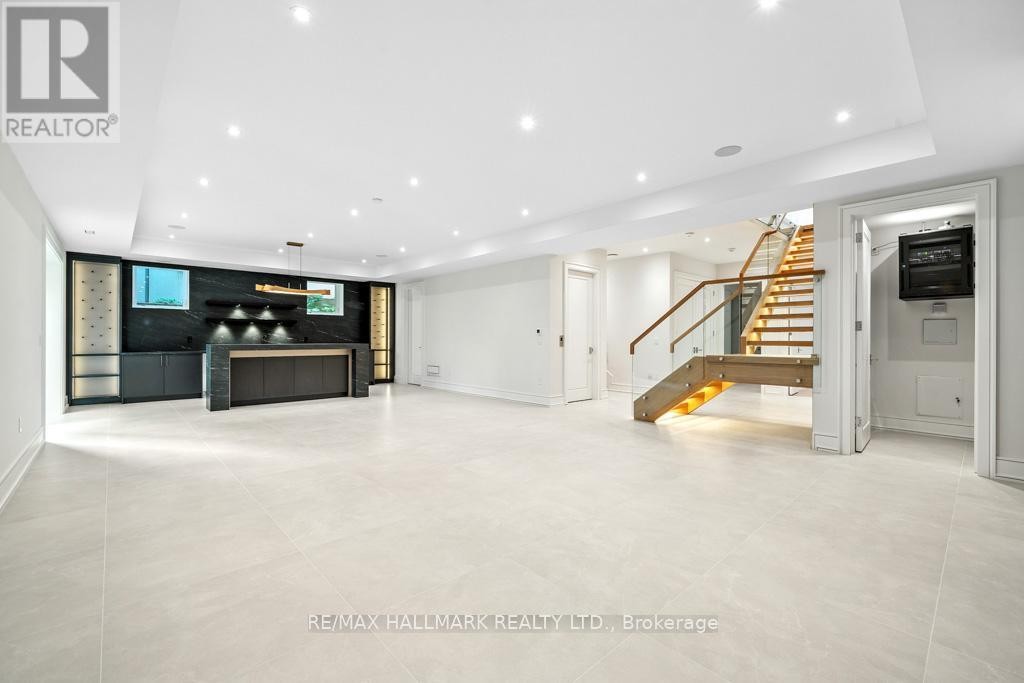 












215 NORTHWOOD DRIVE

,
Toronto (Newtonbrook East),




Ontario
M2M2K5

