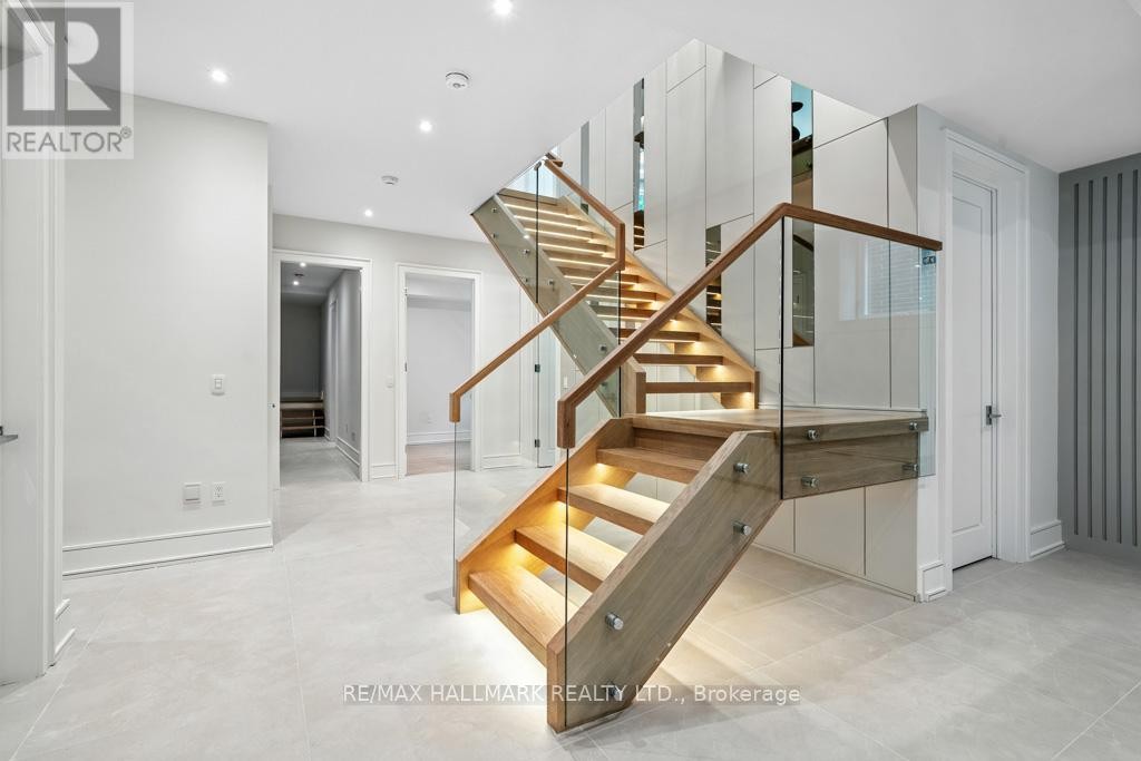 












215 NORTHWOOD DRIVE

,
Toronto (Newtonbrook East),




Ontario
M2M2K5

