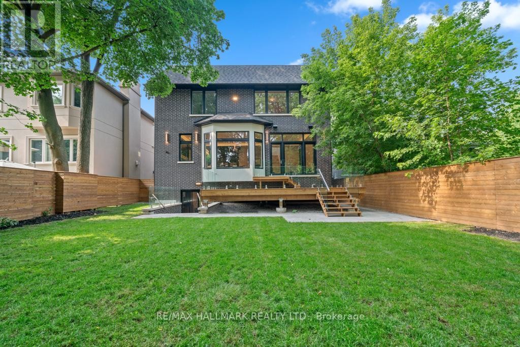 












215 NORTHWOOD DRIVE

,
Toronto (Newtonbrook East),




Ontario
M2M2K5

