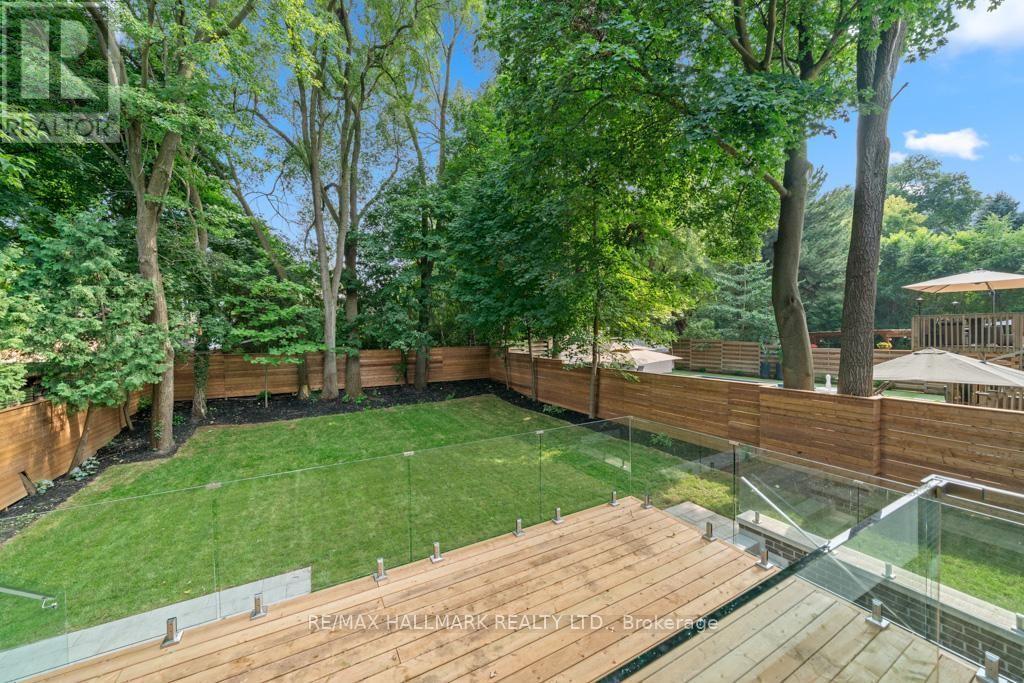 












215 NORTHWOOD DRIVE

,
Toronto (Newtonbrook East),




Ontario
M2M2K5

