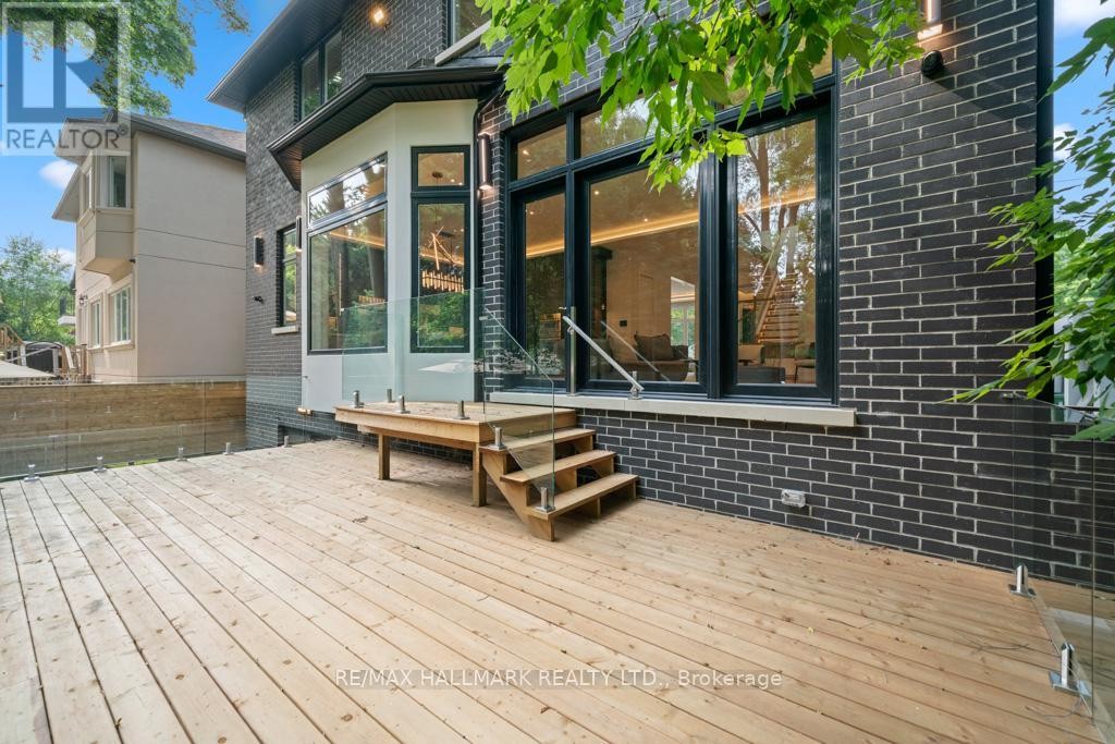 












215 NORTHWOOD DRIVE

,
Toronto (Newtonbrook East),




Ontario
M2M2K5

