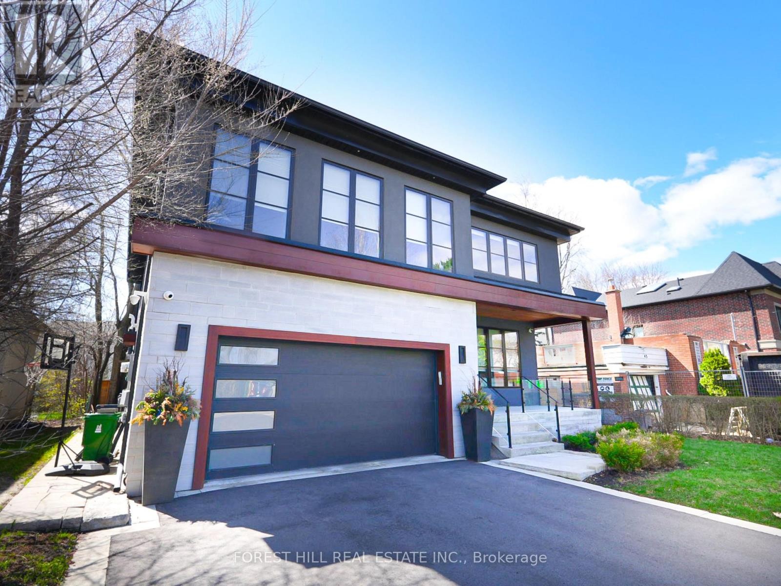 












41 INVERMAY AVENUE

,
Toronto (Clanton Park),




Ontario
M3H1Z1

