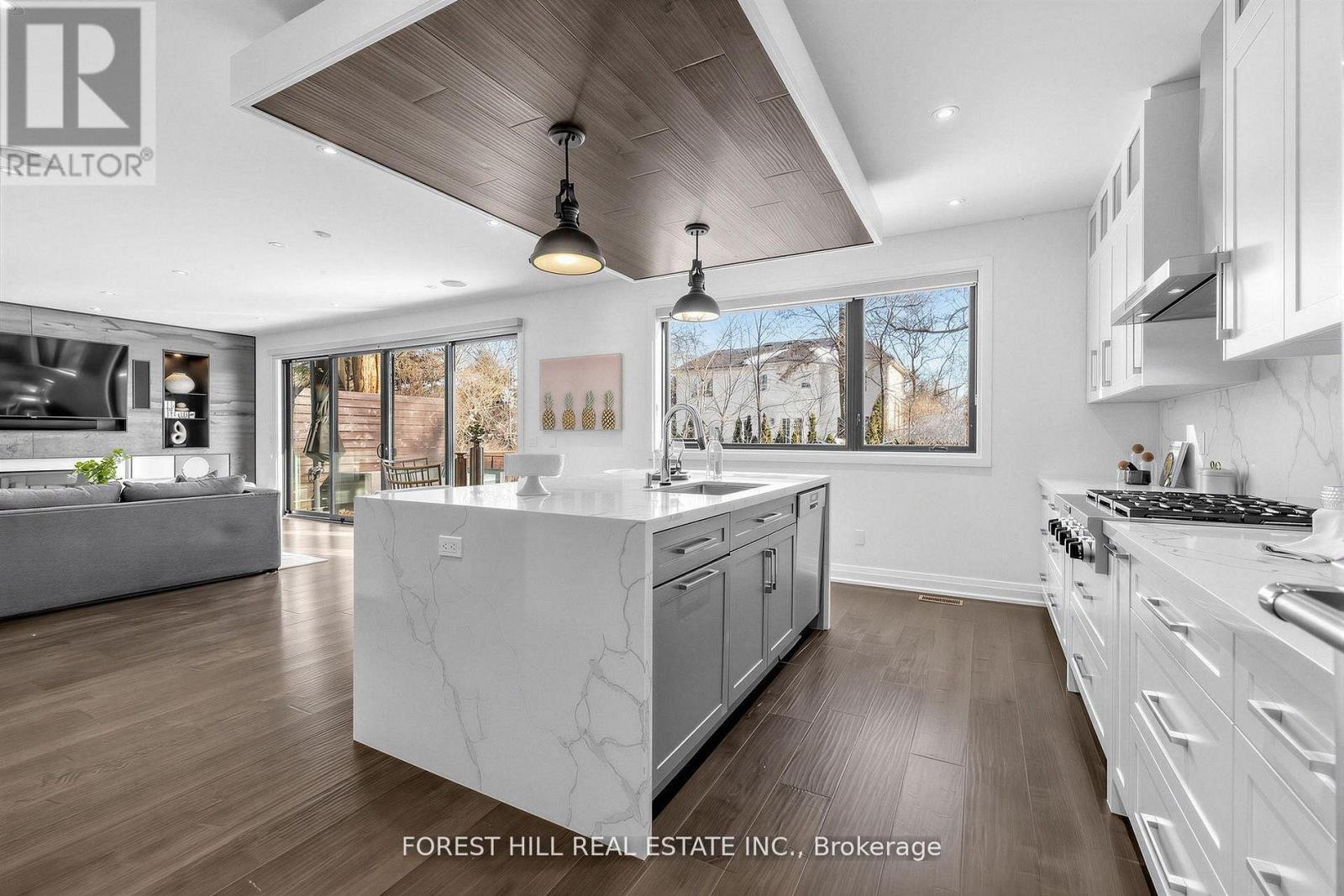 












41 INVERMAY AVENUE

,
Toronto (Clanton Park),




Ontario
M3H1Z1

