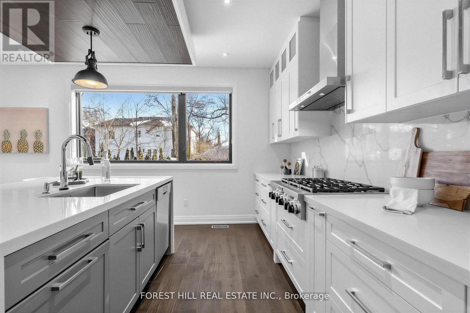 












41 INVERMAY AVENUE

,
Toronto (Clanton Park),




Ontario
M3H1Z1

