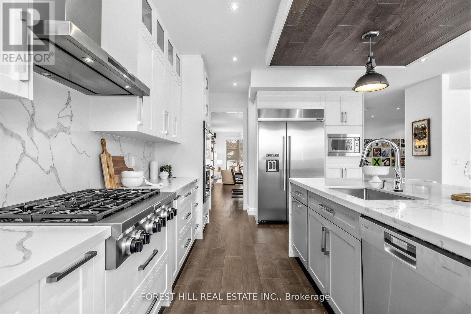 












41 INVERMAY AVENUE

,
Toronto (Clanton Park),




Ontario
M3H1Z1

