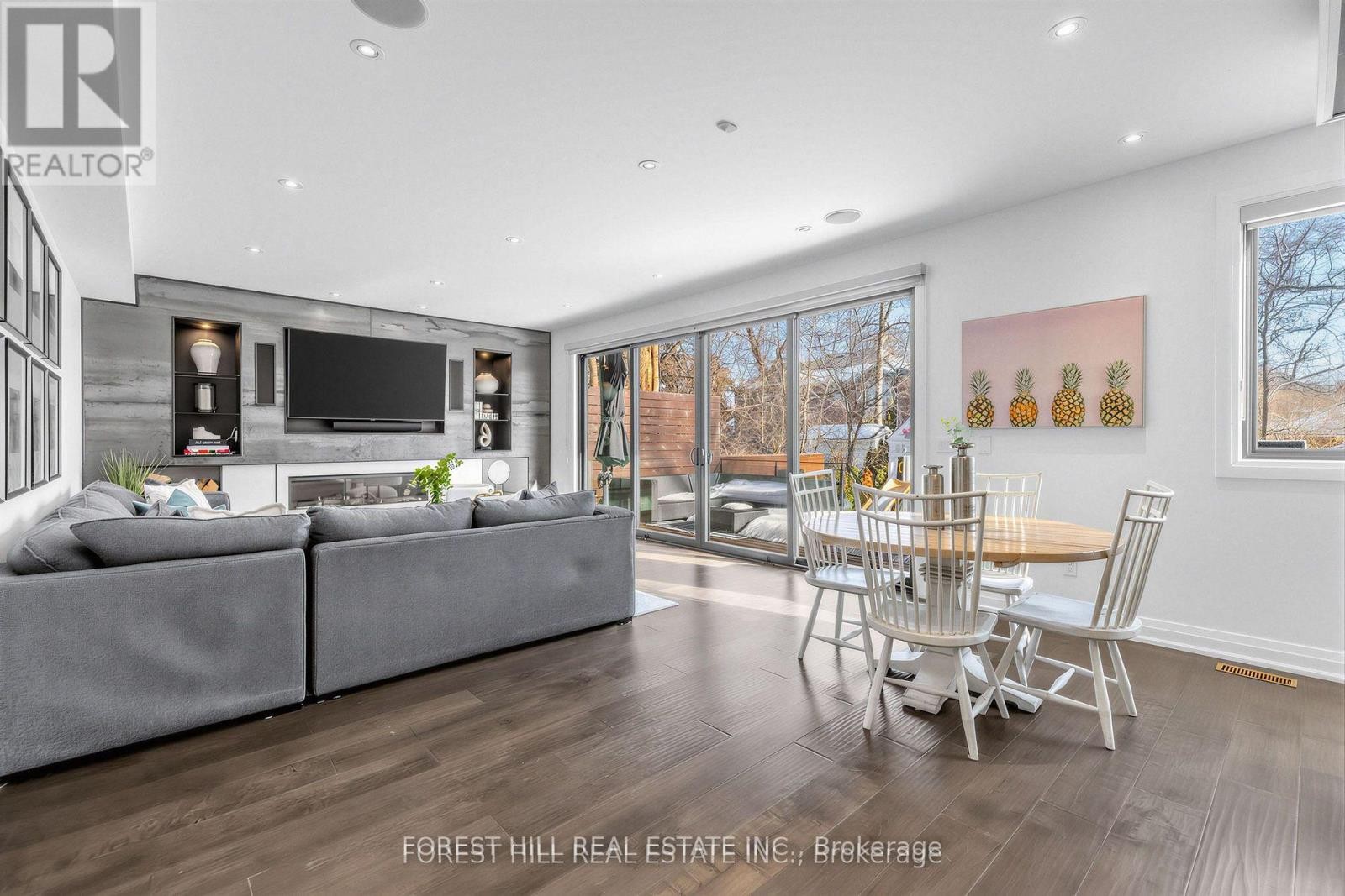 












41 INVERMAY AVENUE

,
Toronto (Clanton Park),




Ontario
M3H1Z1

