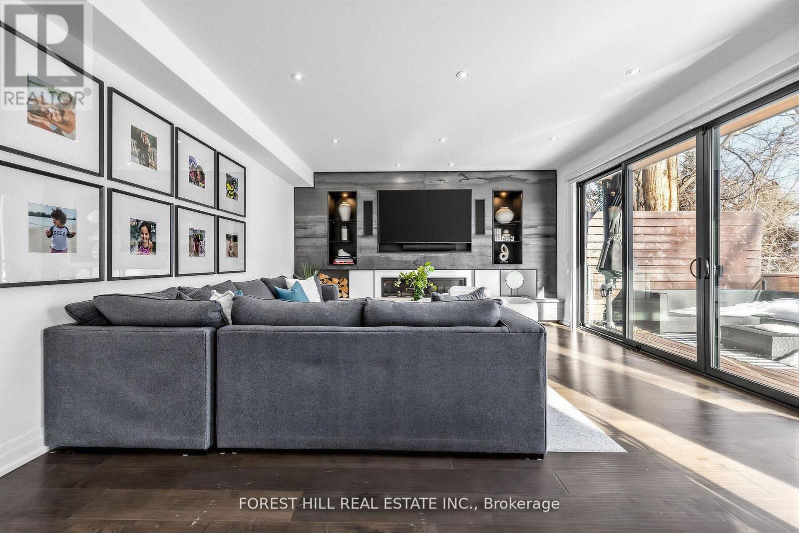 












41 INVERMAY AVENUE

,
Toronto (Clanton Park),




Ontario
M3H1Z1

