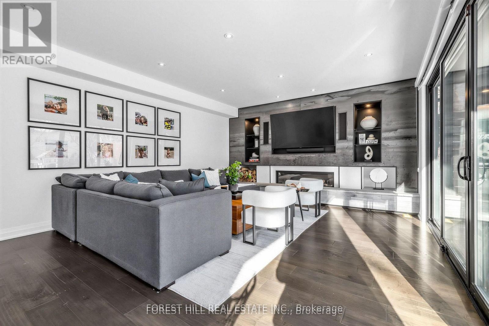 












41 INVERMAY AVENUE

,
Toronto (Clanton Park),




Ontario
M3H1Z1

