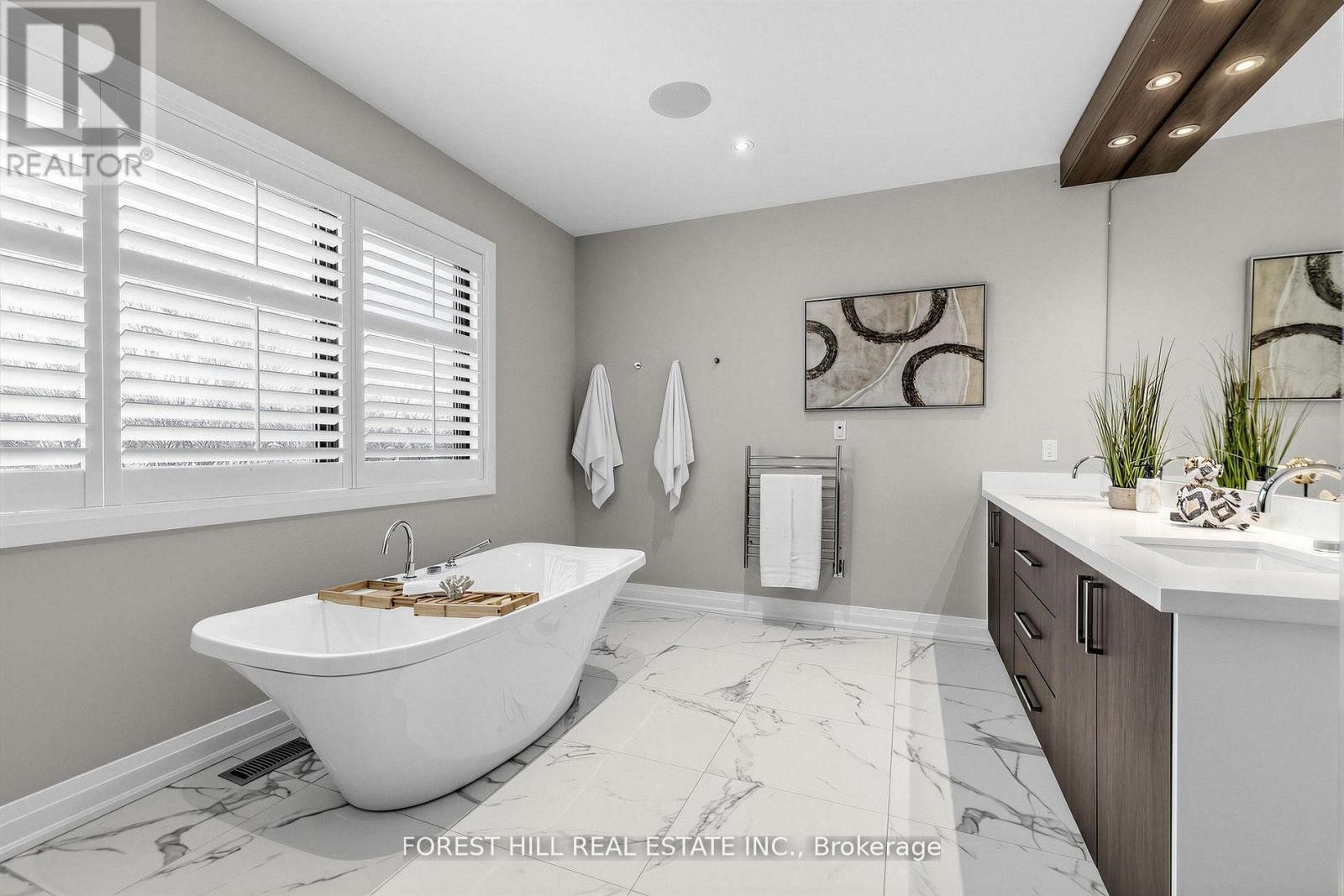 












41 INVERMAY AVENUE

,
Toronto (Clanton Park),




Ontario
M3H1Z1

