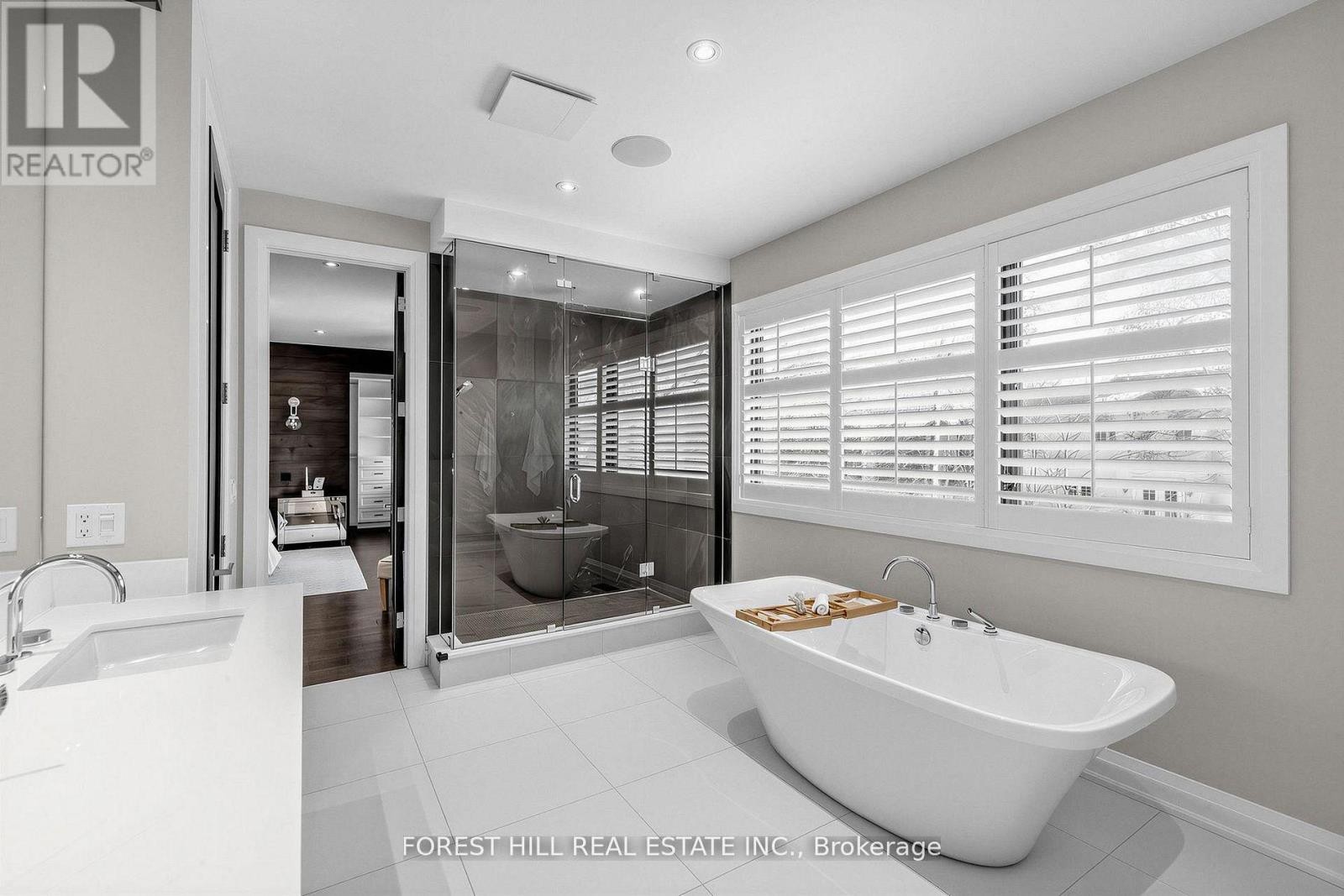 












41 INVERMAY AVENUE

,
Toronto (Clanton Park),




Ontario
M3H1Z1

