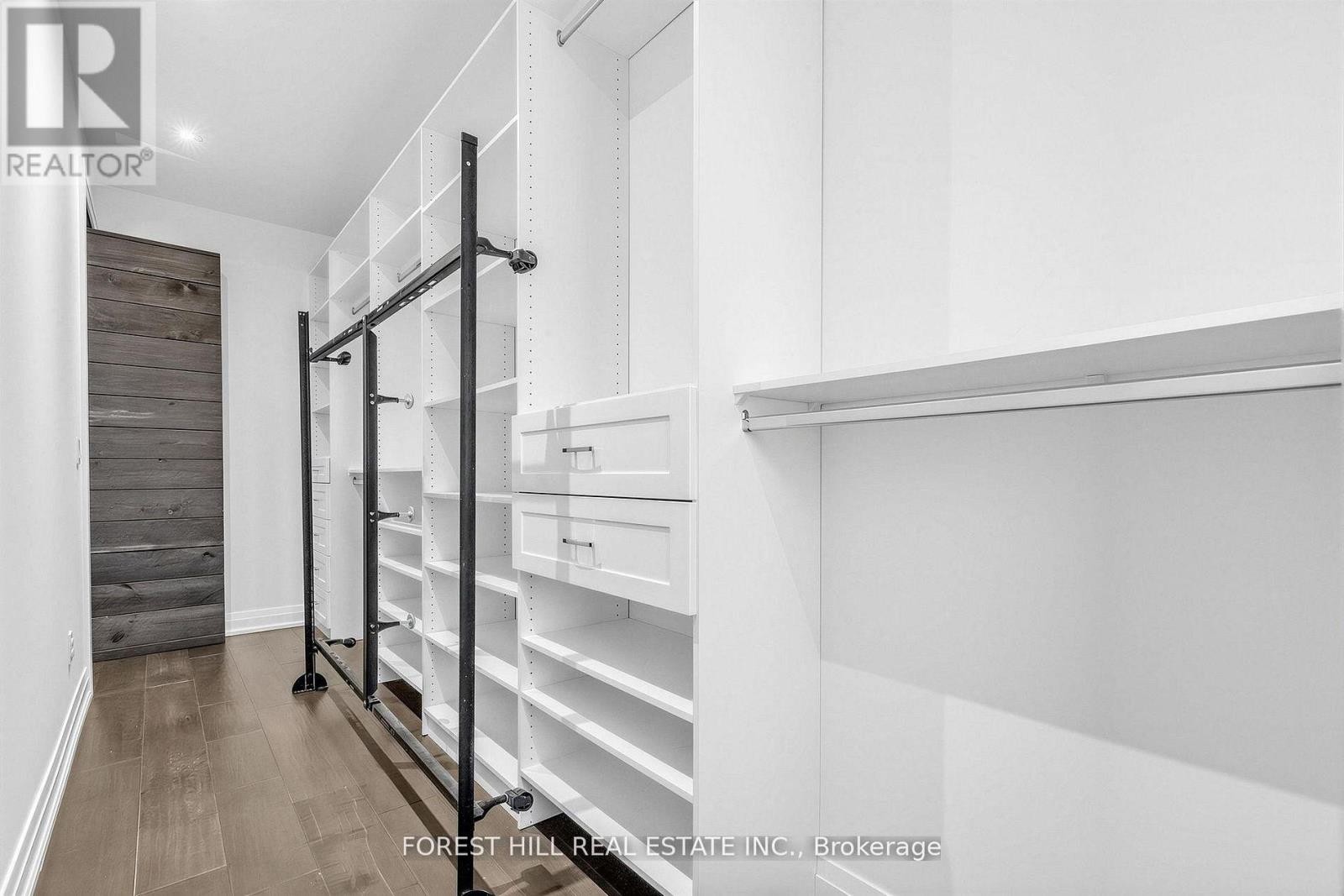 












41 INVERMAY AVENUE

,
Toronto (Clanton Park),




Ontario
M3H1Z1

