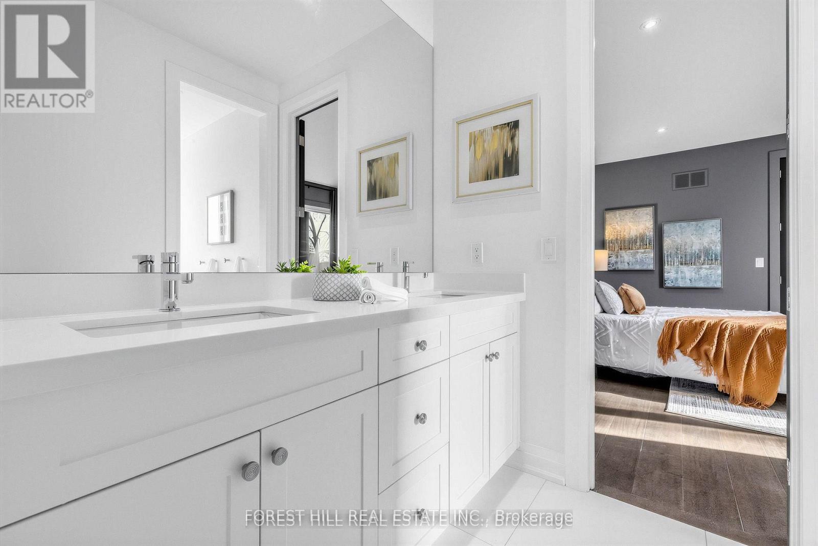 












41 INVERMAY AVENUE

,
Toronto (Clanton Park),




Ontario
M3H1Z1

