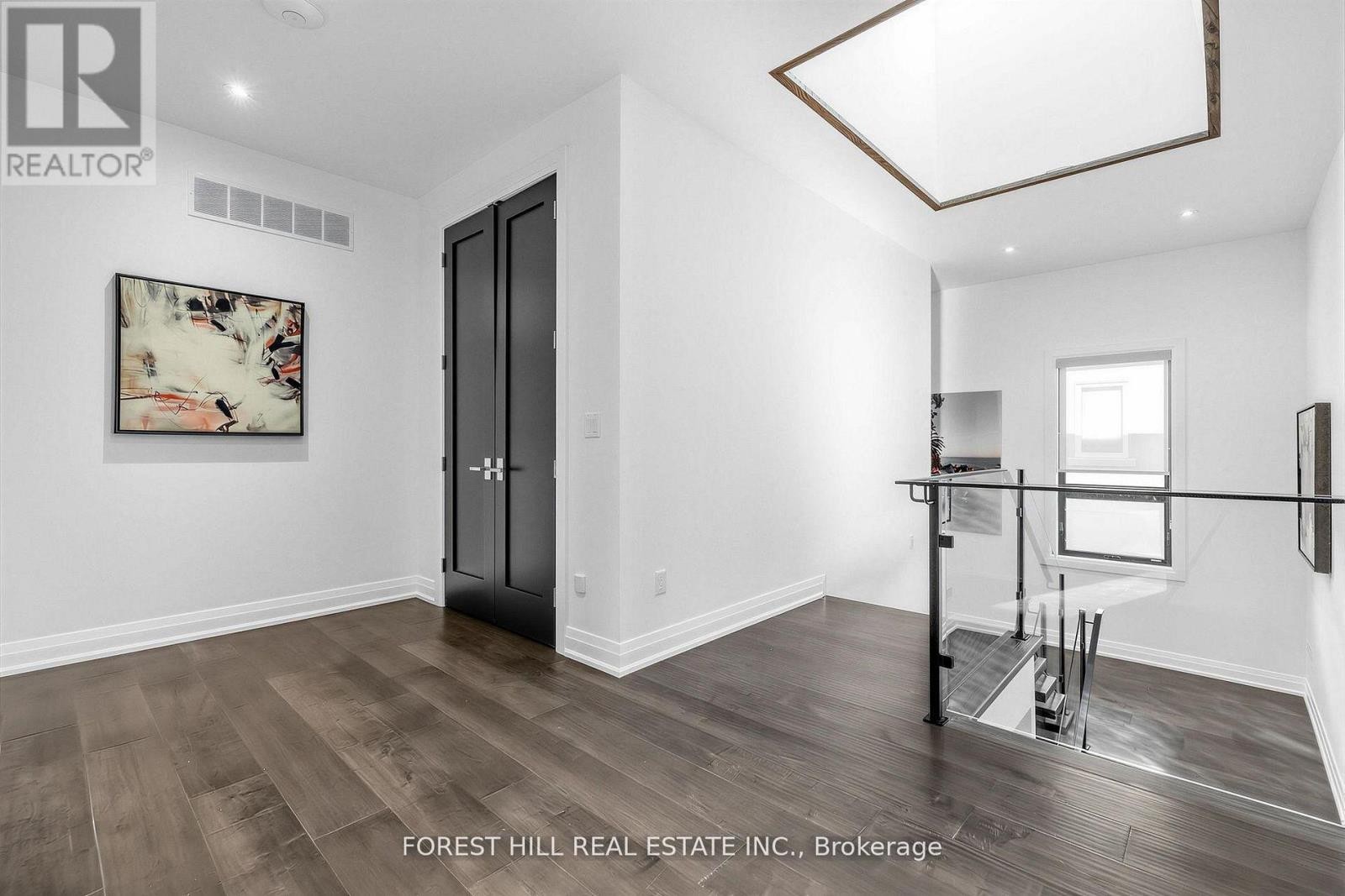 












41 INVERMAY AVENUE

,
Toronto (Clanton Park),




Ontario
M3H1Z1

