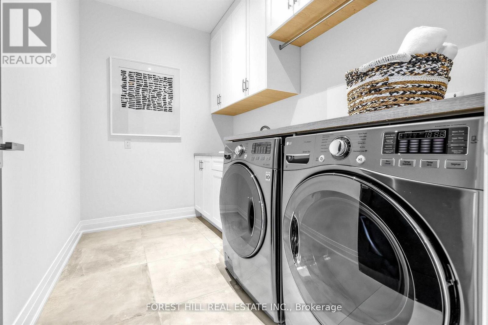 












41 INVERMAY AVENUE

,
Toronto (Clanton Park),




Ontario
M3H1Z1

