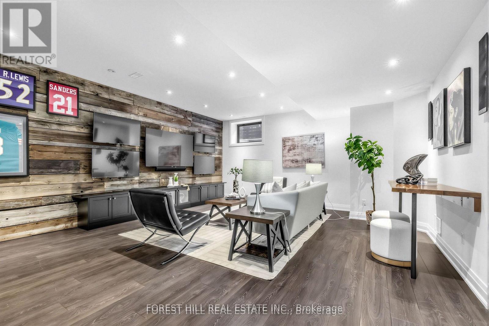 












41 INVERMAY AVENUE

,
Toronto (Clanton Park),




Ontario
M3H1Z1

