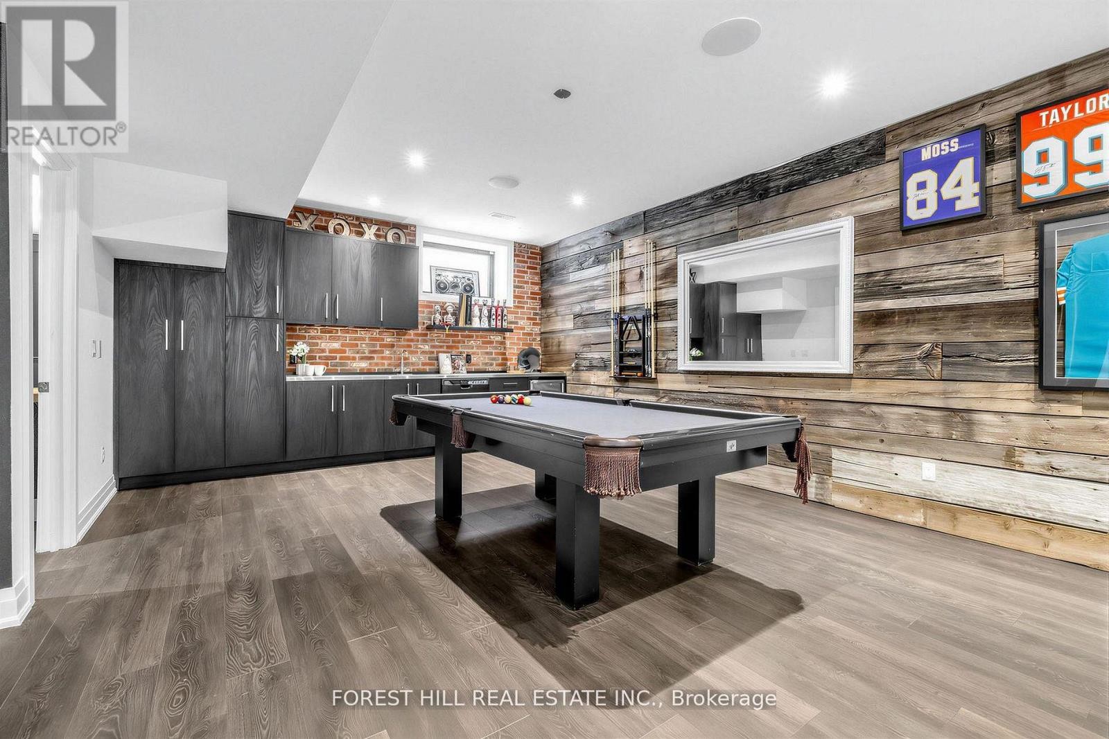 












41 INVERMAY AVENUE

,
Toronto (Clanton Park),




Ontario
M3H1Z1

