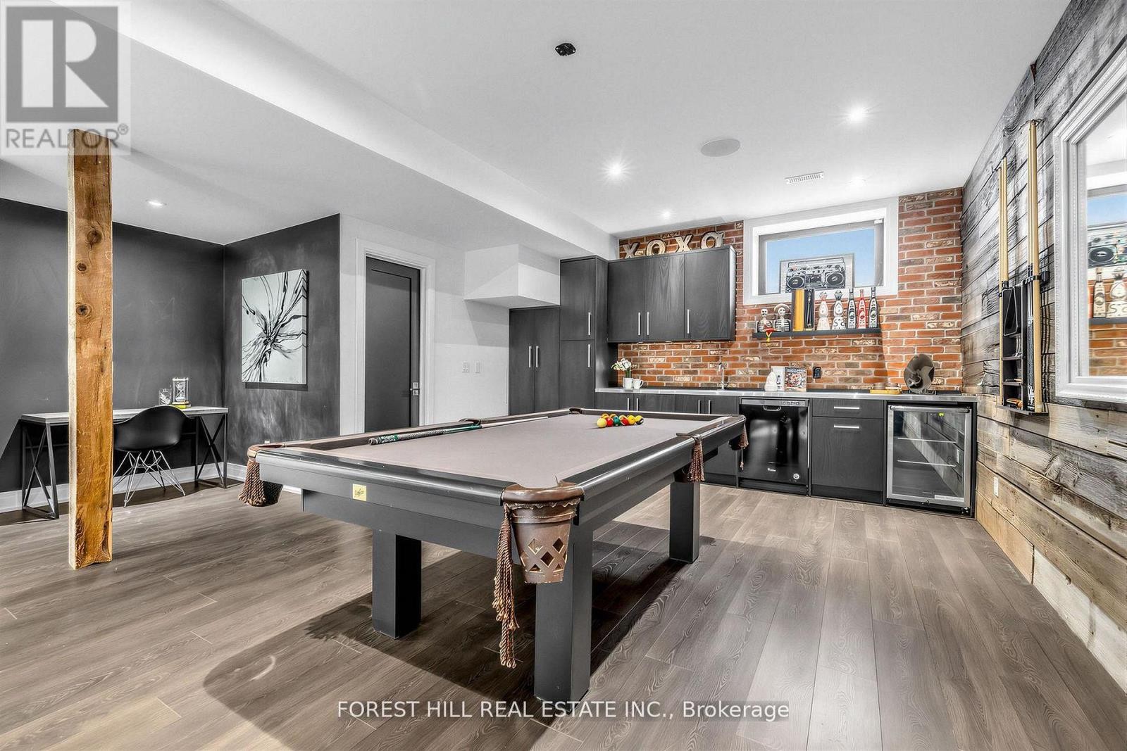 












41 INVERMAY AVENUE

,
Toronto (Clanton Park),




Ontario
M3H1Z1

