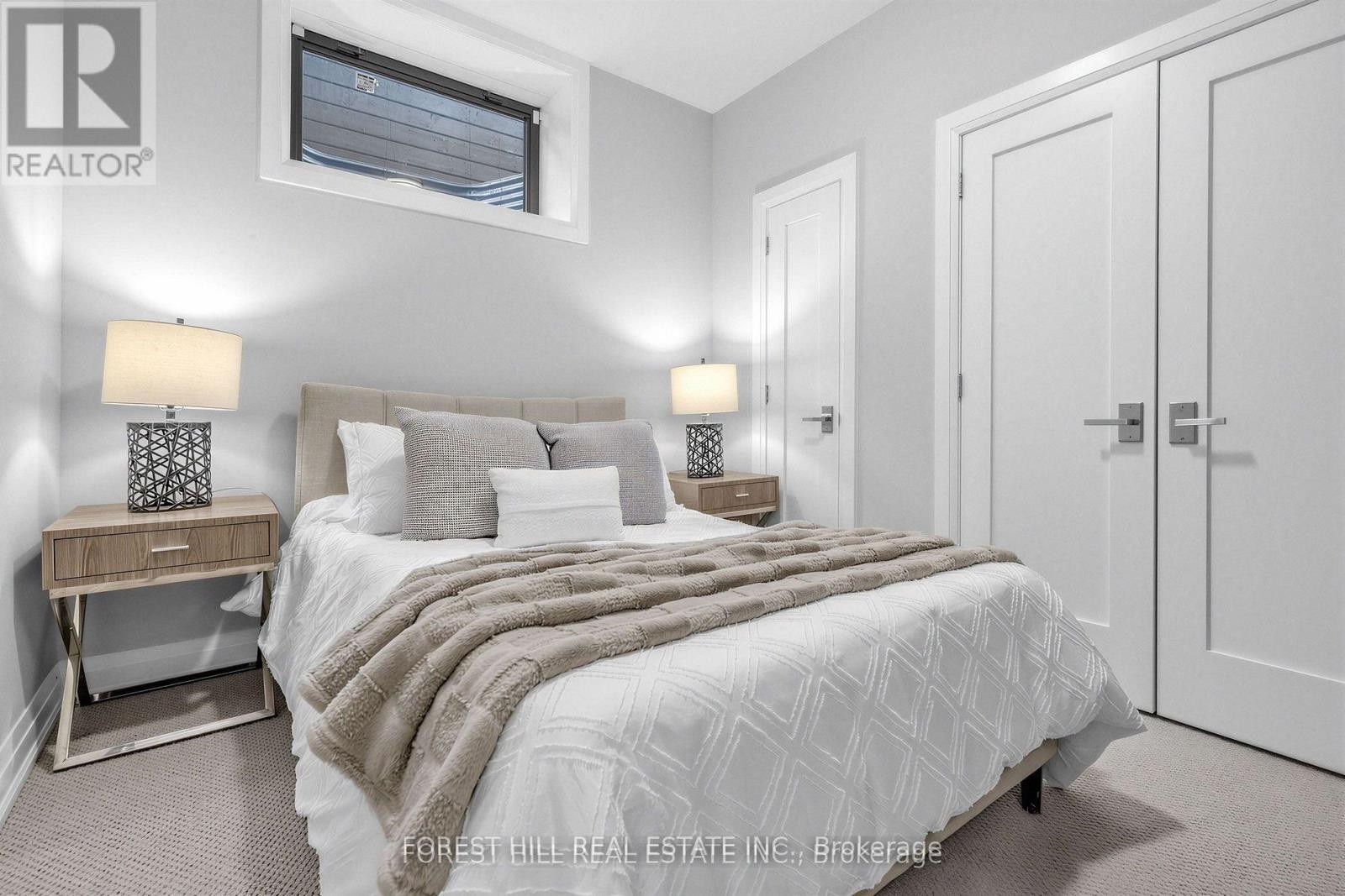 












41 INVERMAY AVENUE

,
Toronto (Clanton Park),




Ontario
M3H1Z1

