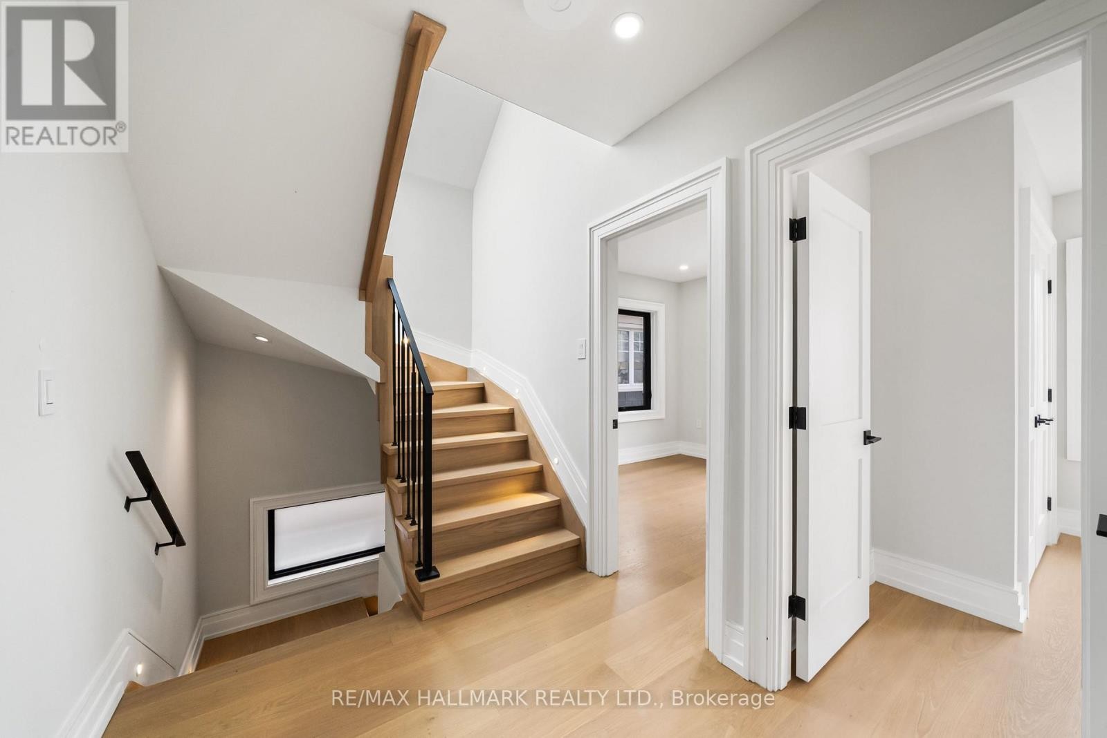 












26 CAREY ROAD

,
Toronto (Mount Pleasant West),




Ontario
M4S1N8

