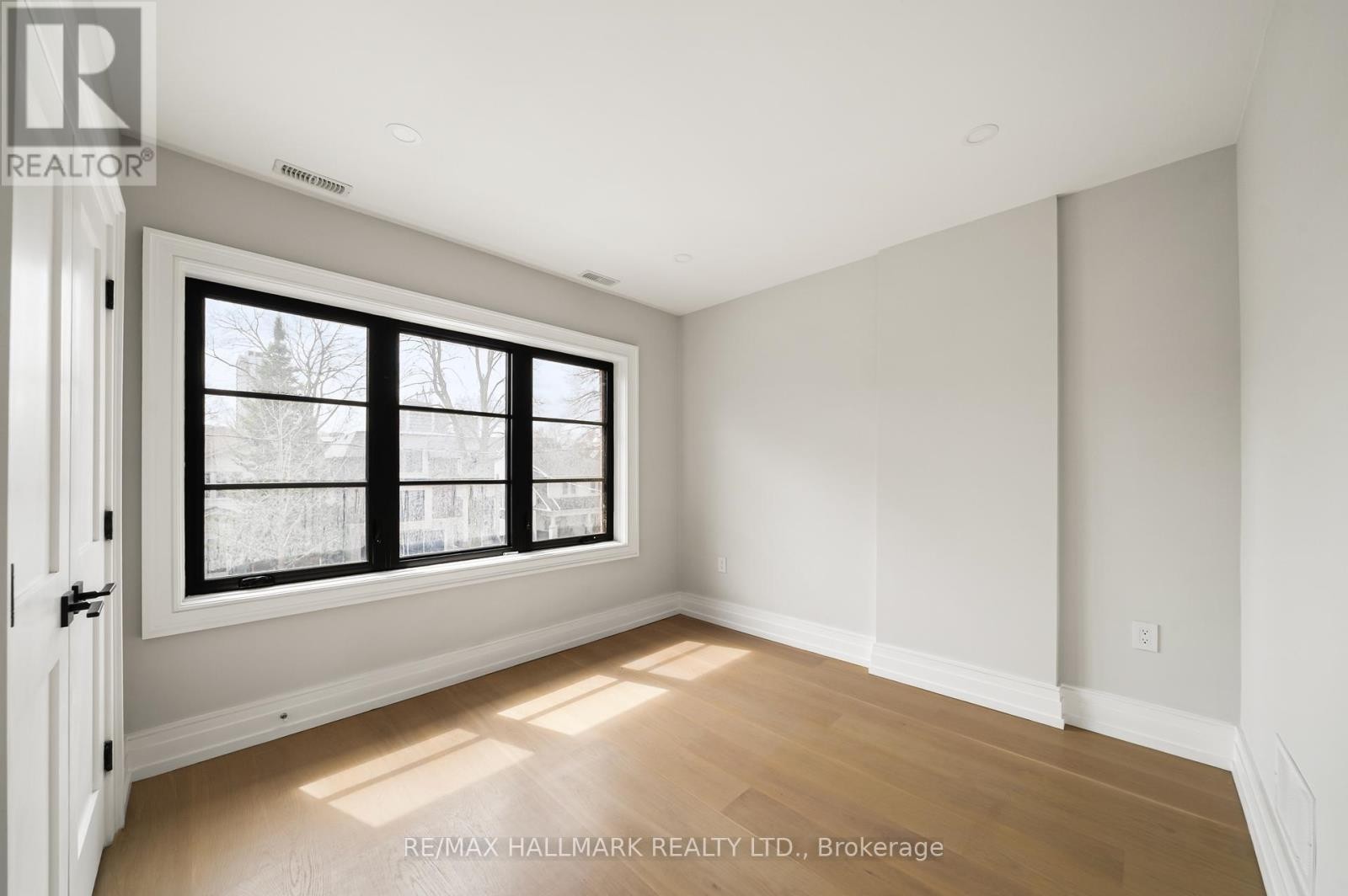 












26 CAREY ROAD

,
Toronto (Mount Pleasant West),




Ontario
M4S1N8

