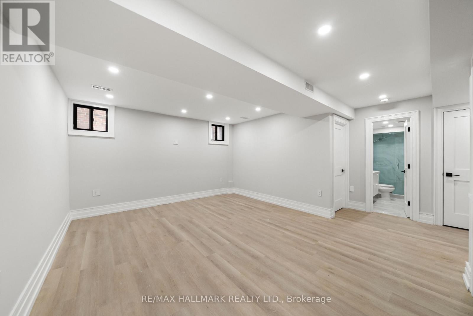 












26 CAREY ROAD

,
Toronto (Mount Pleasant West),




Ontario
M4S1N8

