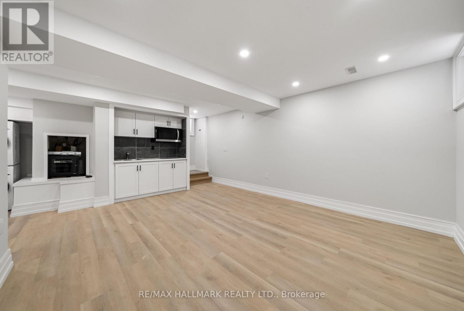












26 CAREY ROAD

,
Toronto (Mount Pleasant West),




Ontario
M4S1N8


