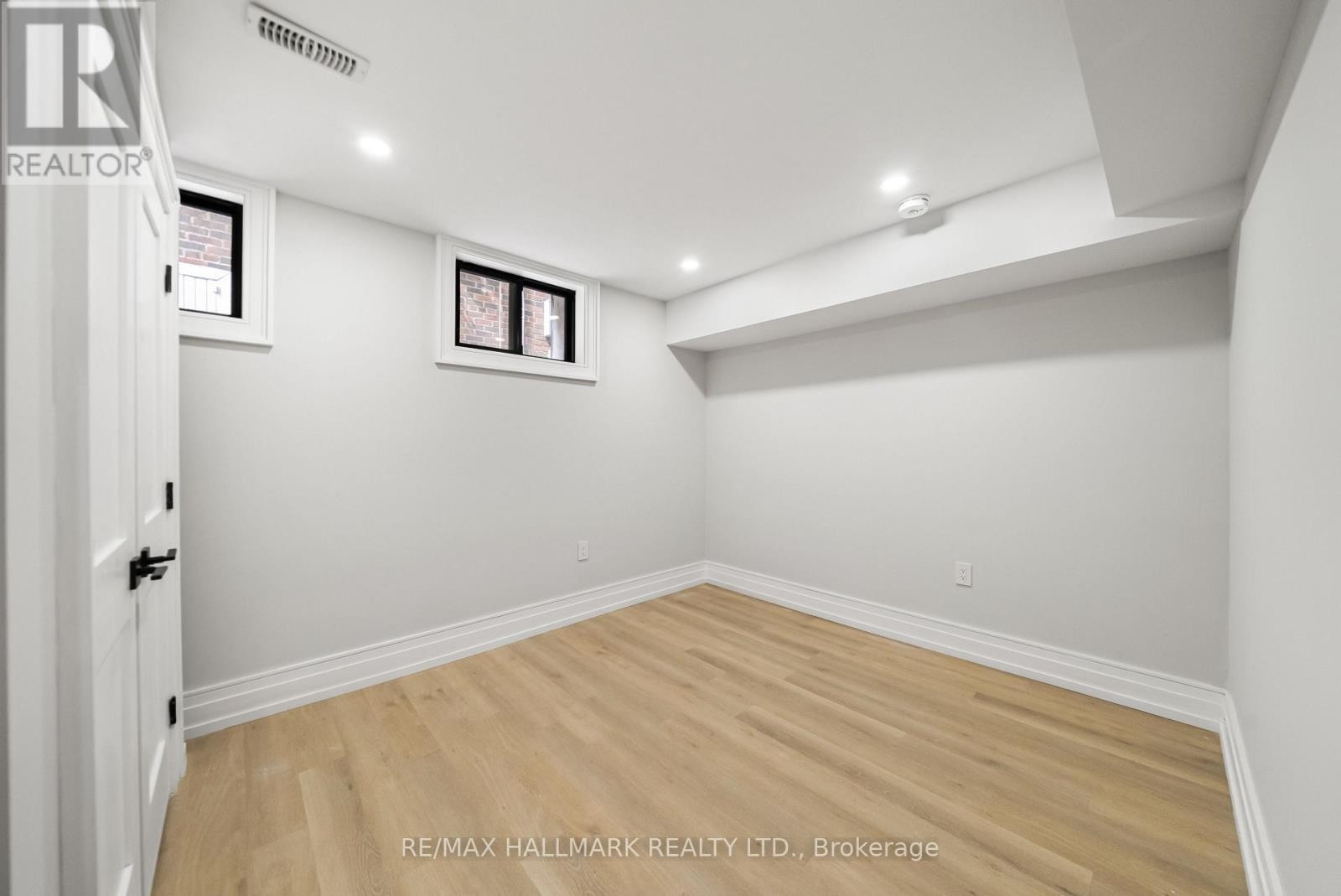 












26 CAREY ROAD

,
Toronto (Mount Pleasant West),




Ontario
M4S1N8

