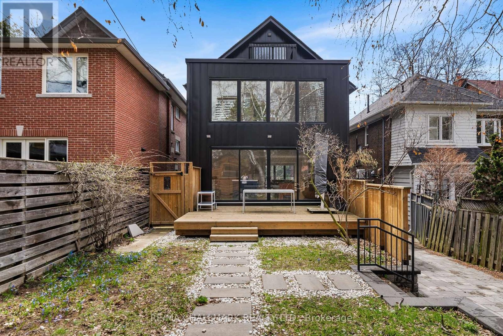 












26 CAREY ROAD

,
Toronto (Mount Pleasant West),




Ontario
M4S1N8

