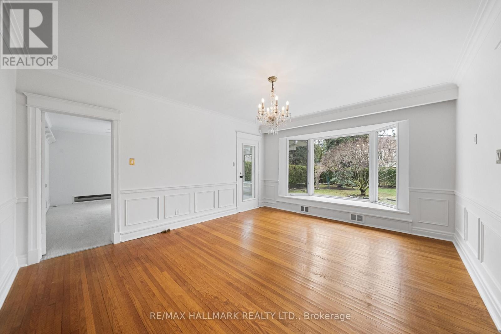 












154 VALLEY ROAD

,
Toronto (Bridle Path-Sunnybrook-York Mills),




Ontario
M2L1G4


