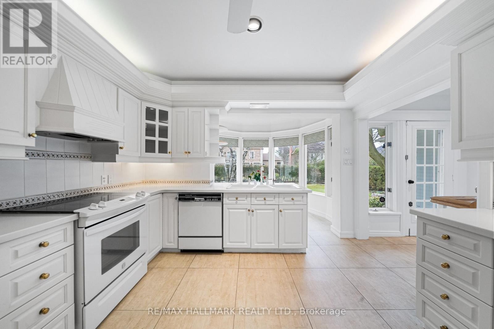 












154 VALLEY ROAD

,
Toronto (Bridle Path-Sunnybrook-York Mills),




Ontario
M2L1G4

