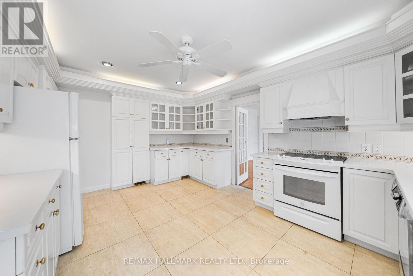 












154 VALLEY ROAD

,
Toronto (Bridle Path-Sunnybrook-York Mills),




Ontario
M2L1G4

