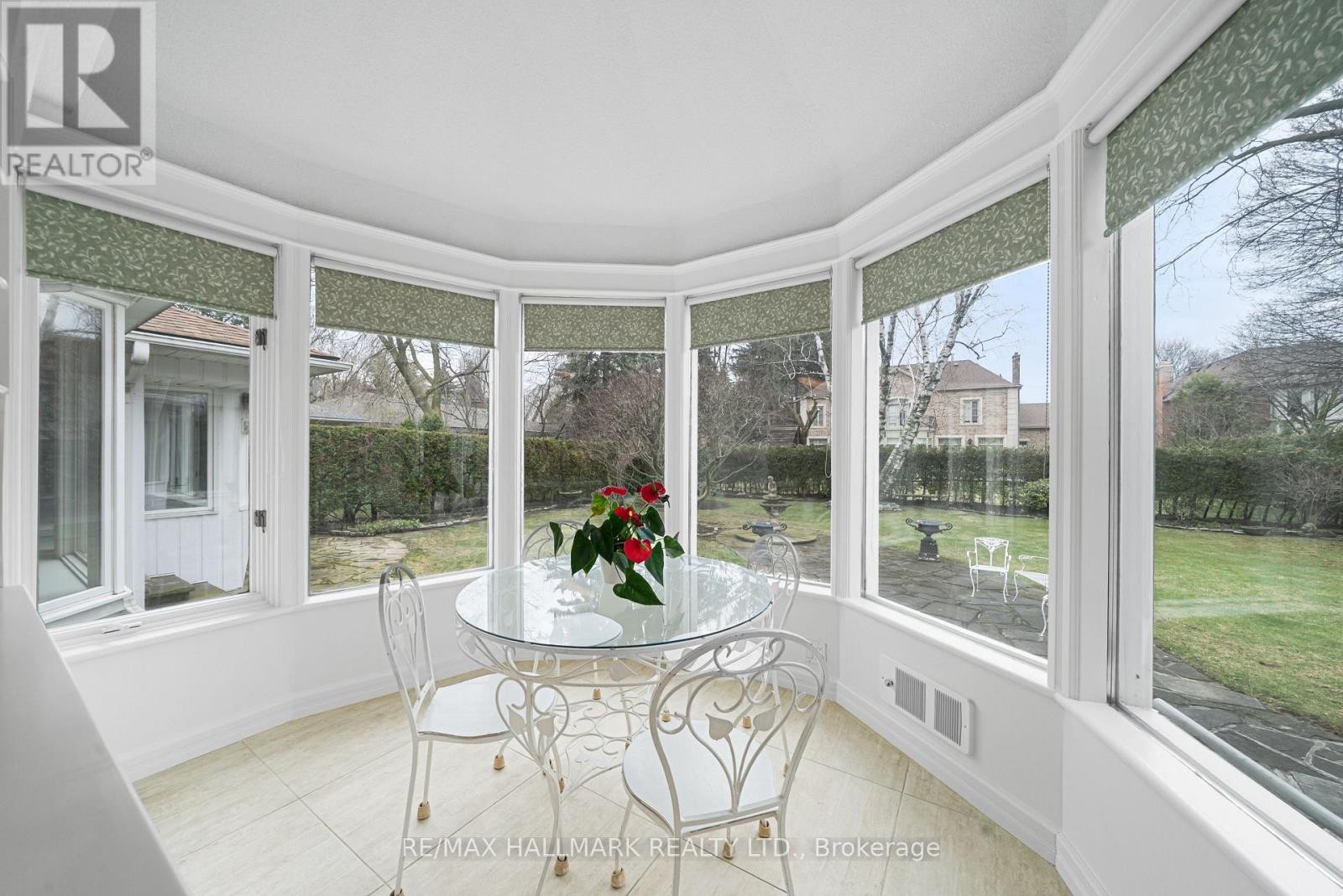












154 VALLEY ROAD

,
Toronto (Bridle Path-Sunnybrook-York Mills),




Ontario
M2L1G4

