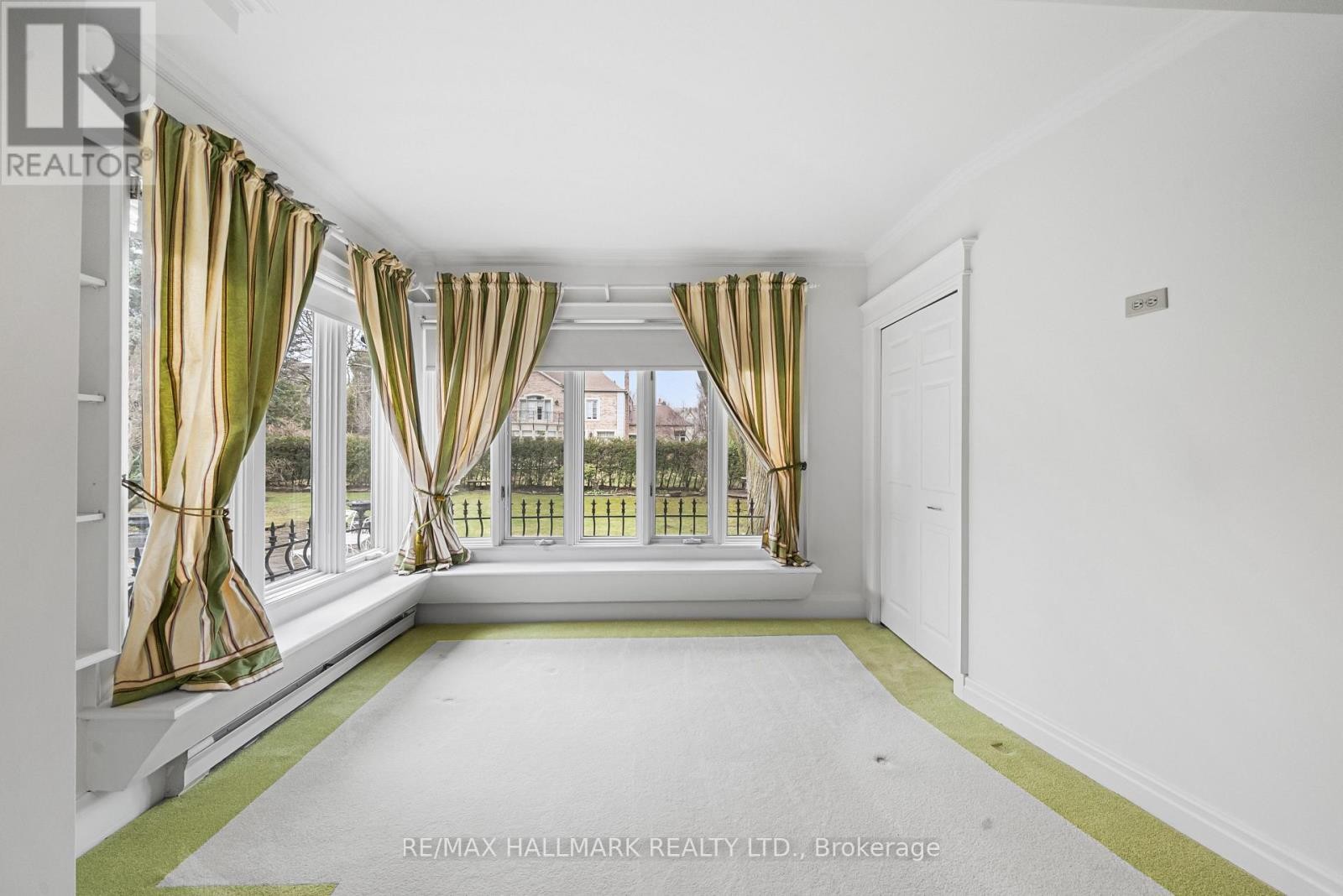 












154 VALLEY ROAD

,
Toronto (Bridle Path-Sunnybrook-York Mills),




Ontario
M2L1G4

