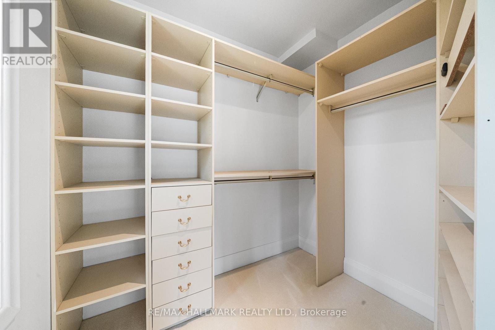












154 VALLEY ROAD

,
Toronto (Bridle Path-Sunnybrook-York Mills),




Ontario
M2L1G4

