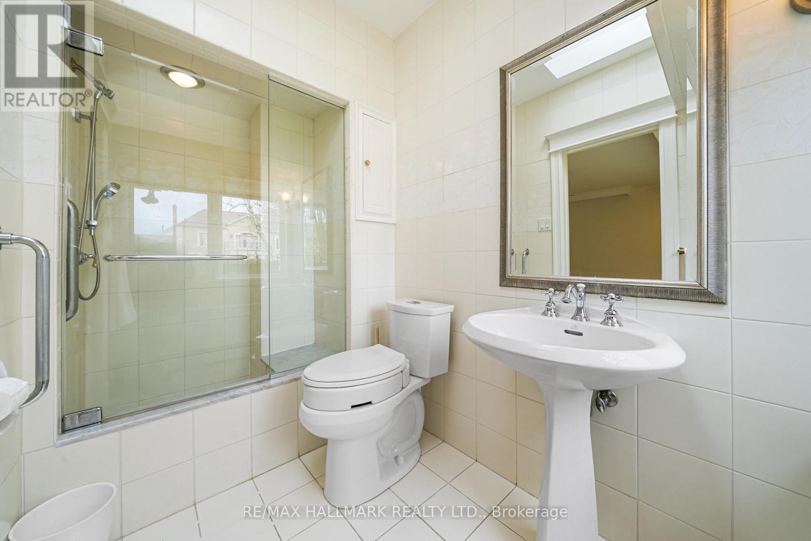 












154 VALLEY ROAD

,
Toronto (Bridle Path-Sunnybrook-York Mills),




Ontario
M2L1G4

