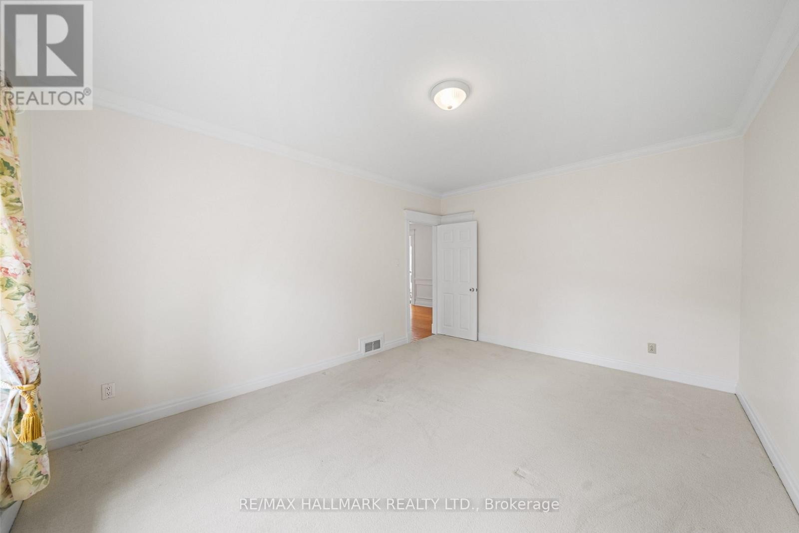 












154 VALLEY ROAD

,
Toronto (Bridle Path-Sunnybrook-York Mills),




Ontario
M2L1G4

