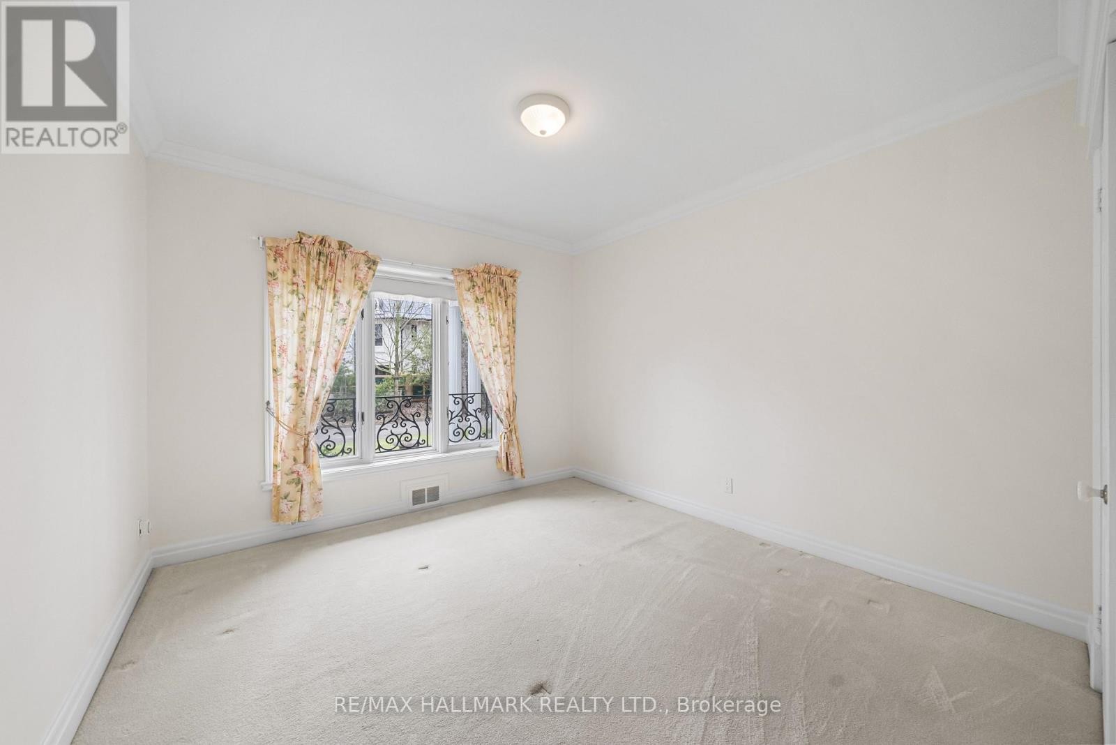 












154 VALLEY ROAD

,
Toronto (Bridle Path-Sunnybrook-York Mills),




Ontario
M2L1G4

