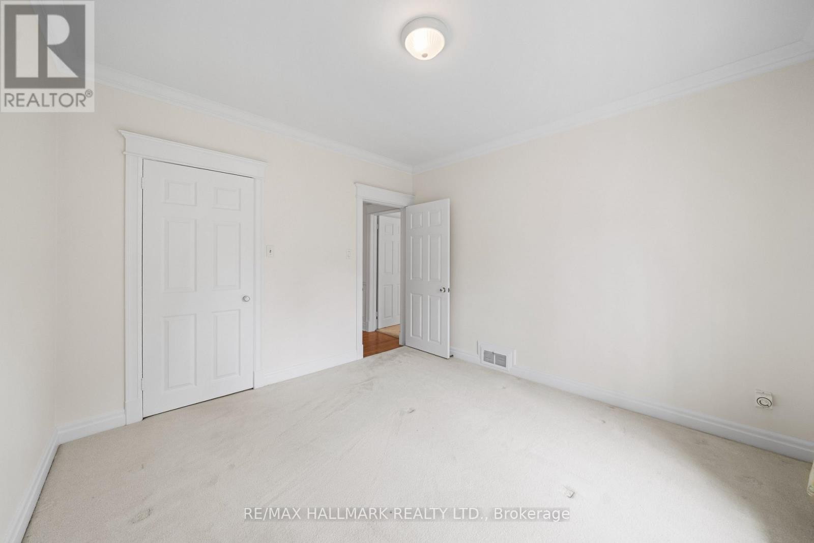 












154 VALLEY ROAD

,
Toronto (Bridle Path-Sunnybrook-York Mills),




Ontario
M2L1G4

