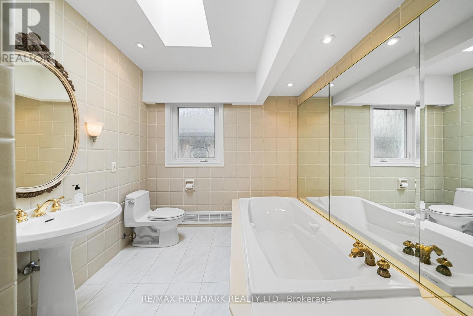 












154 VALLEY ROAD

,
Toronto (Bridle Path-Sunnybrook-York Mills),




Ontario
M2L1G4

